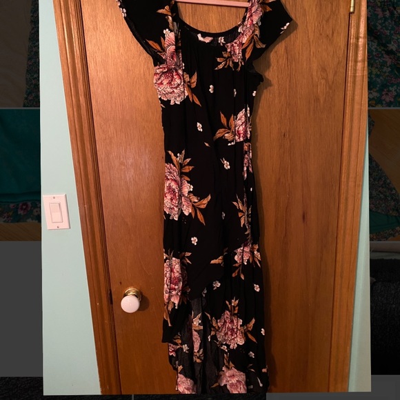 Band of Gypsies Dresses & Skirts - 2/$20 💫 Black floral high-lo dress